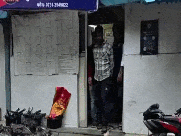 
                 54.70 ग्राम एमडी ड्रग्स के साथ ऑटो ड्राइवर गिरफ्तार:इंदौर क्राइम ब्रांच ने भंडारी ब्रिज के नीचे पकड़ा, अंतरराष्ट्रीय बाजार में कीमत करीब 5.40 लाख रुपए 
            