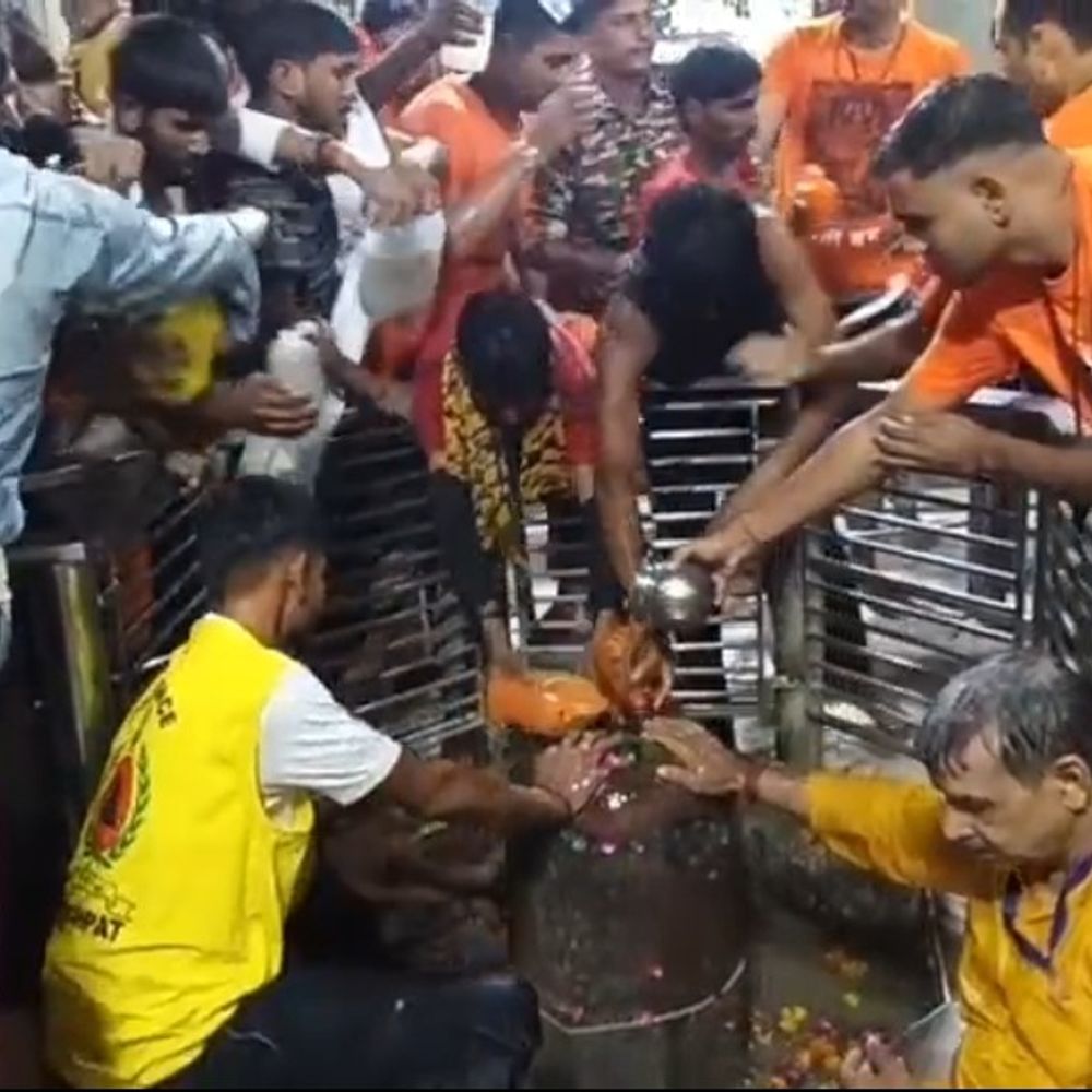 बागपत के पुरा महादेव मंदिर में लाखों शिव भक्त:श्रावण शिवरात्रि पर उमड़े श्रद्धालु, मंदिर के बाहर लंबी कतारें
