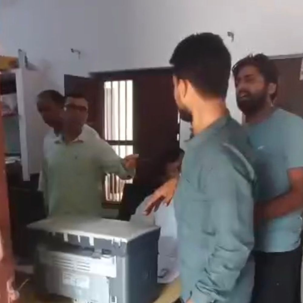 प्रतापगढ़ में कंप्यूटर ऑपरेटर से गाली-गलौज:प्रधान के काम का दबाव बनाने का आरोप, वीडियो आया सामने