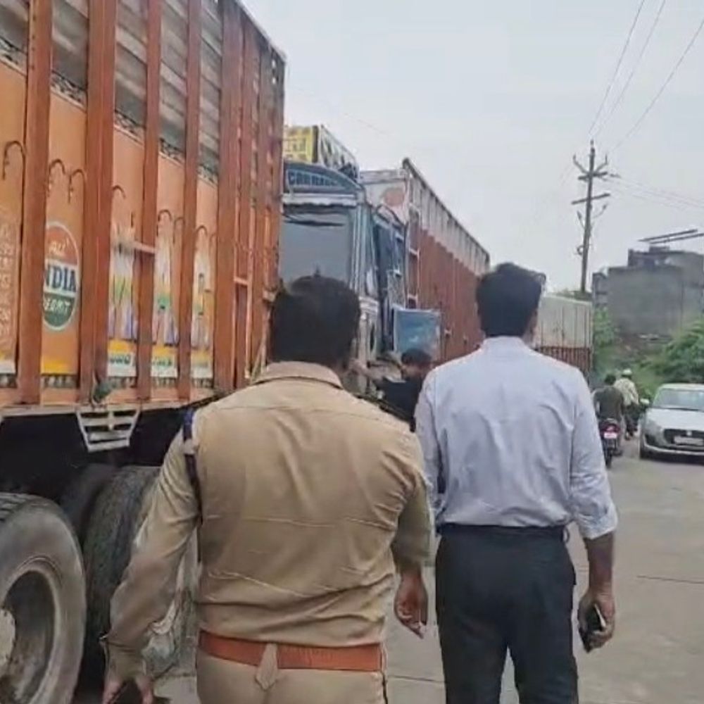 संभल में 80 वाहनों का चालान, 2.5 लाख जुर्माना वसूला:एआरटीओ ने सीट बेल्ट, हेलमेट और परमिट उल्लंघन पर की कार्रवाई