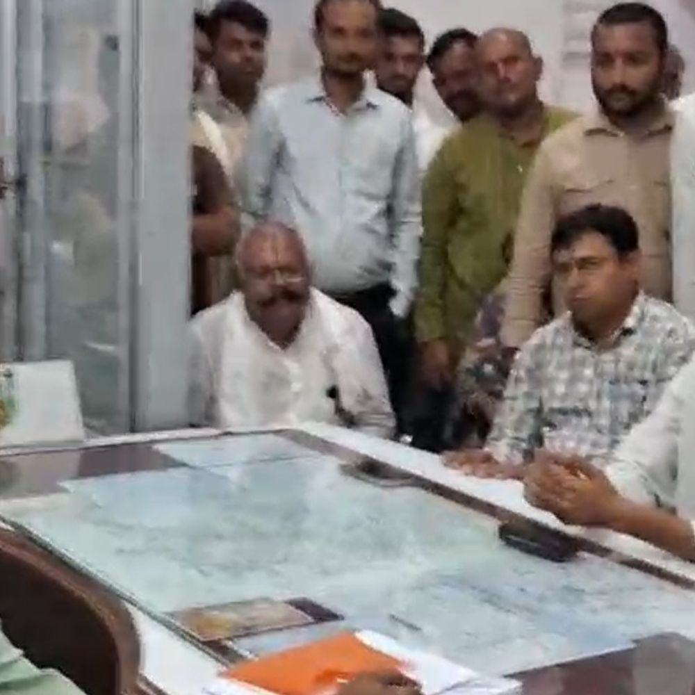 मेरे मरने या 5 साल बाद बनेंगी सड़कें:PWD अधिकारियों पर भड़के चित्रकूट विधायक, नाराजगी के बाद मझगवां SDO हटे