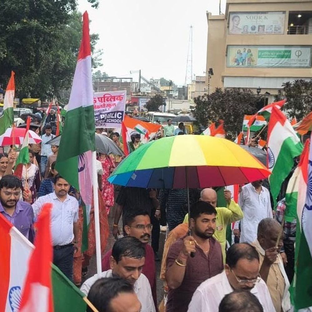 बुरहानपुर में रिमझिम बारिश के बीच निकली तिरंगा यात्रा:जनप्रतिनिधि, अफसर, आमजन हुए शामिल; 'भारत माता की जय' के लगाए नारे
