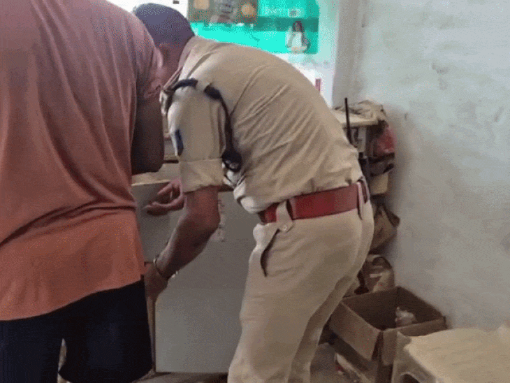रीवा में टी-स्टॉल की आड़ में शराब का कारोबार:2 आरोपी गिरफ्तार; दबिश में 116 शीशियां और ₹3,800 नकद जब्त