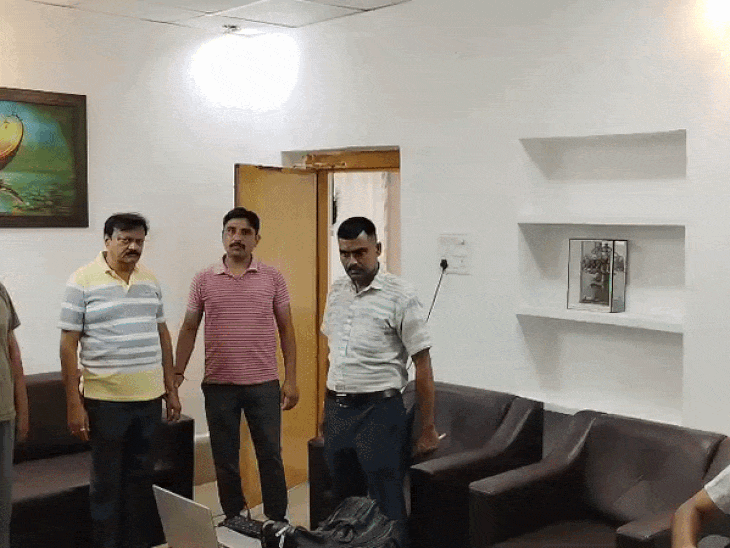 चीफ इंजीनियर ने की हर महीने 1 लाख की मांग:रीवा में रिश्वत लेते रंगे हाथ पकड़ाया, कंपनी को काम दिलाने के बदले में मांगी रिश्वत