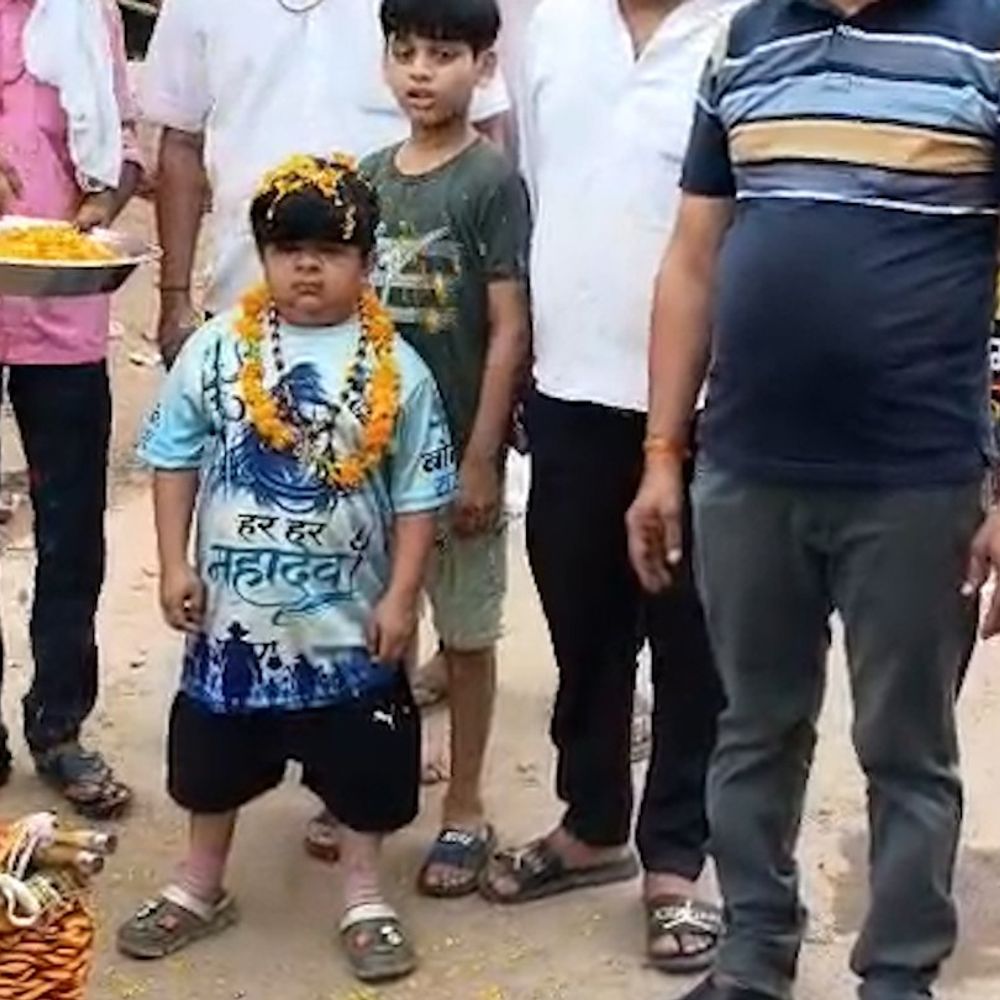 शामली में ढाई फीट के चीनू कांवड़ लेकर निकले:हरिद्वार से पैदल ला रहे गंगाजल, देश में अमन-शांति की प्रार्थना