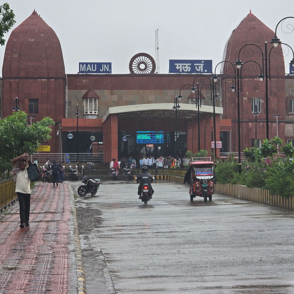 मऊ में झमाझम बारिश, तापमान गिरा:उमस बढ़ी, कई इलाकों में जलभराव से लोग परेशान