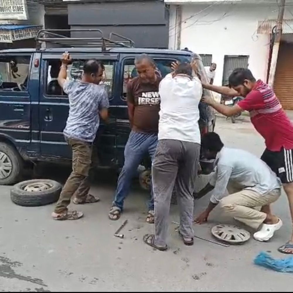 स्कूल वैन का पहिया निकला, बच्चे सुरक्षित:हरदोई में चालक की सूझबूझ से टला बड़ा हादसा