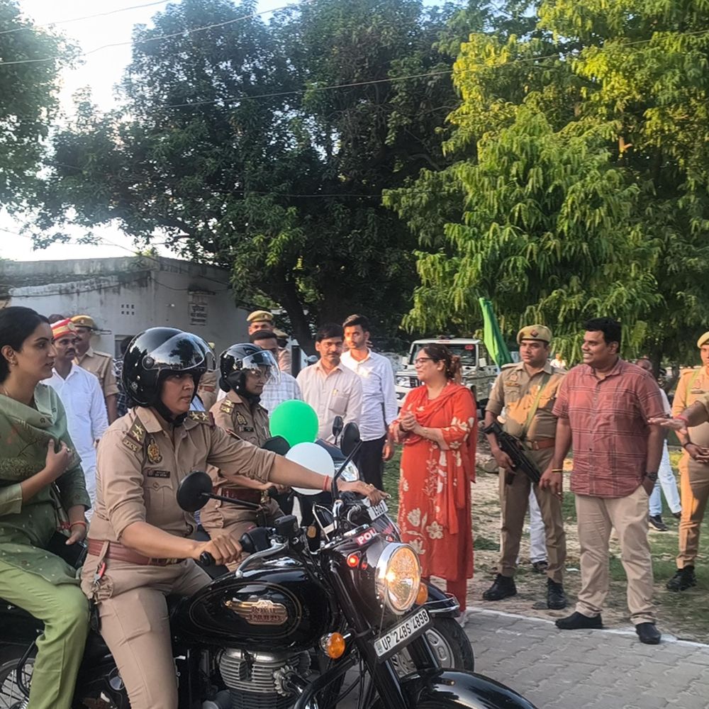 सीतापुर में तिरंगा लेकर निकलीं महिलाएं:पुलिस लाइन में डीएम ने दिखाई हरी झंडी, राष्ट्रप्रेम का संदेश दिया