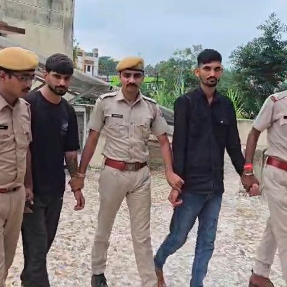 फर्जी एस्कॉर्ट सर्विस ठगी गिरोह का भंडाफोड़:लग्जरी कार, 40 सिम, 9 ATM कार्ड, 40 हजार कैश बरामद; 2 आरोपी गिरफ्तार