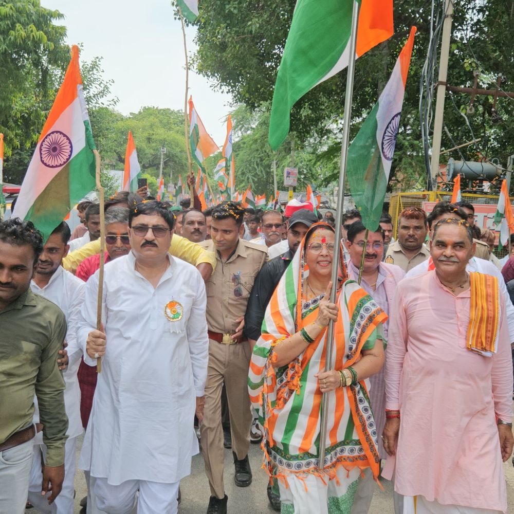 जिपं अध्यक्ष प्रेमावती वर्मा तिरंगा यात्रा में शामिल हुईं:हरदोई में लोगों से घरों-प्रतिष्ठानों पर राष्ट्रध्वज फहराने की अपील