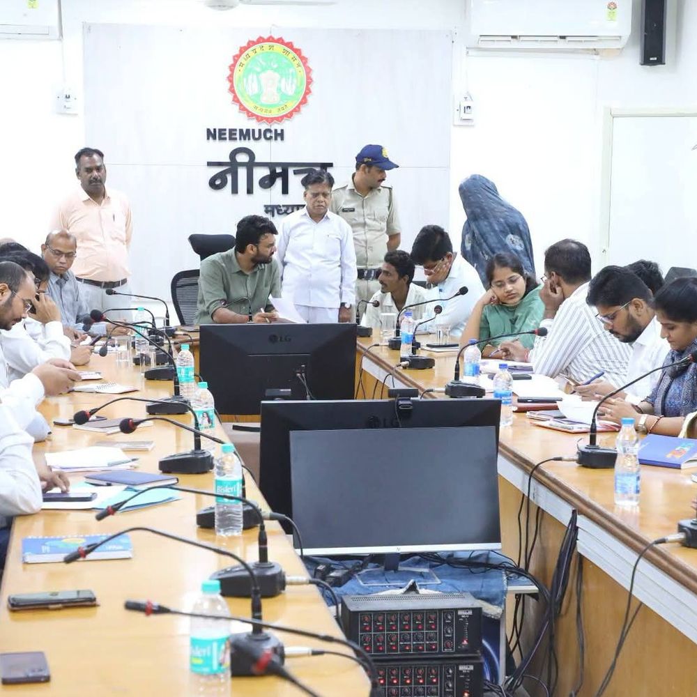 
                 नीमच में जनसुनवाई, कलेक्टर ने सुनीं 81 शिकायतें:सड़क-बीमा, संबल योजना के लंबित मामलों में कार्रवाई के निर्देश; एक साल में 80.1% का समाधान 
            