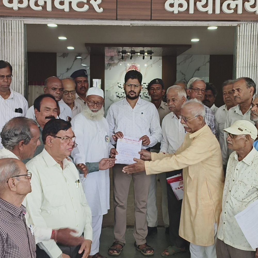 
                 पेंशनरों ने बकाया महंगाई राहत, 4 मांगों पर सौंपा ज्ञापन:नीमच में कैशलेस स्वास्थ्य बीमा योजना का फायदा देने की मांग की 
            