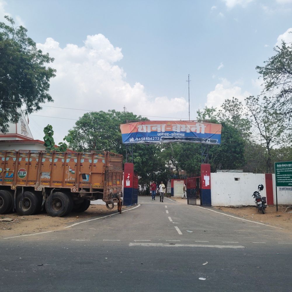 युवक को अर्द्धनग्न घुमाने के मामले में दरोगा, सिपाही निलंबित:सोनभद्र एसपी ने लापरवाही पर की कार्रवाई, जूते की माला पहनाकर गांव में घुमाया था