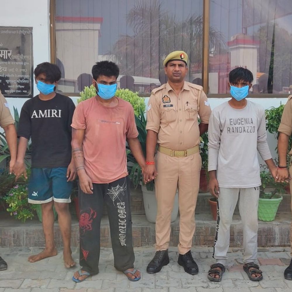 शराब ठेके में चोरी करने वाले 3 आरोपी गिरफ्तार:20 हजार नकद और 3 प्रतिबंधित 9 एमएम कारतूस बरामद, एक आरोपी थाने का हिस्ट्रीशीटर