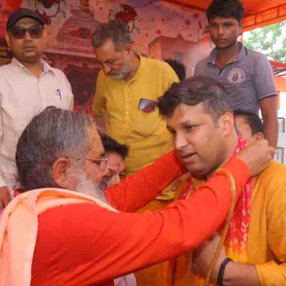 गाजियाबाद DM ने दूधेश्वरनाथ मंदिर में किया जलाभिषेक:परिवार संग दर्शन किए, श्रद्धालुओं से व्यवस्थाओं का फीडबैक लिया