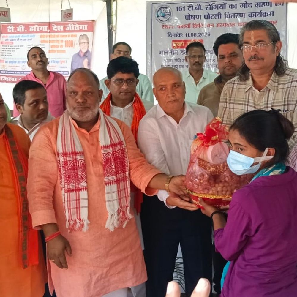 मंत्री हंसराज विश्वकर्मा ने 50 टीबी मरीज गोद लिए:मिर्जापुर में 151 मरीजों को पोषण पोटली वितरित की गई