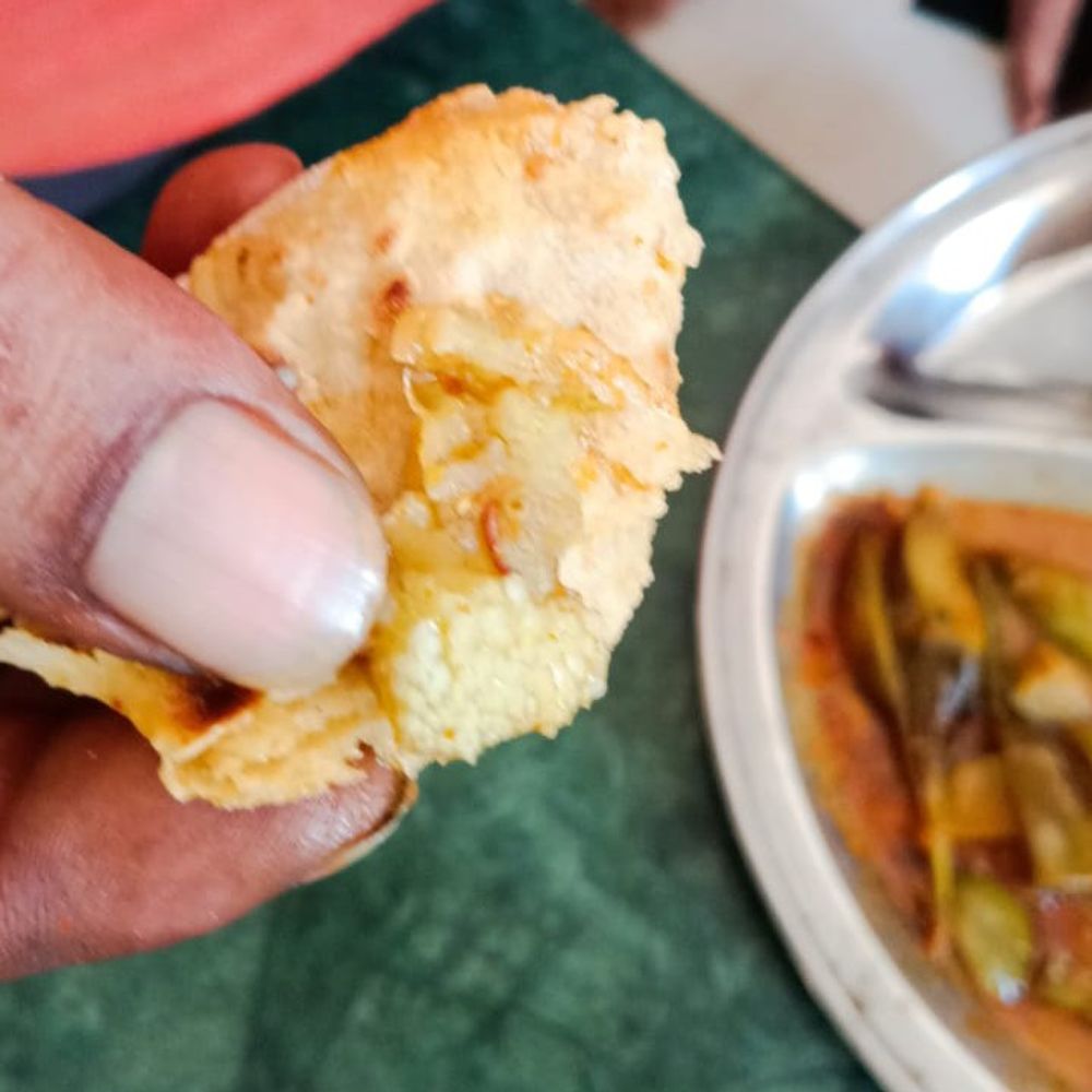 अशोकनगर के सरकारी हॉस्टल की मेस में निकला कीड़ा:कलेक्ट्रेट में शिकायत की, छात्र बोले-खराब क्वालिटी का अधपका खाना देते हैं
