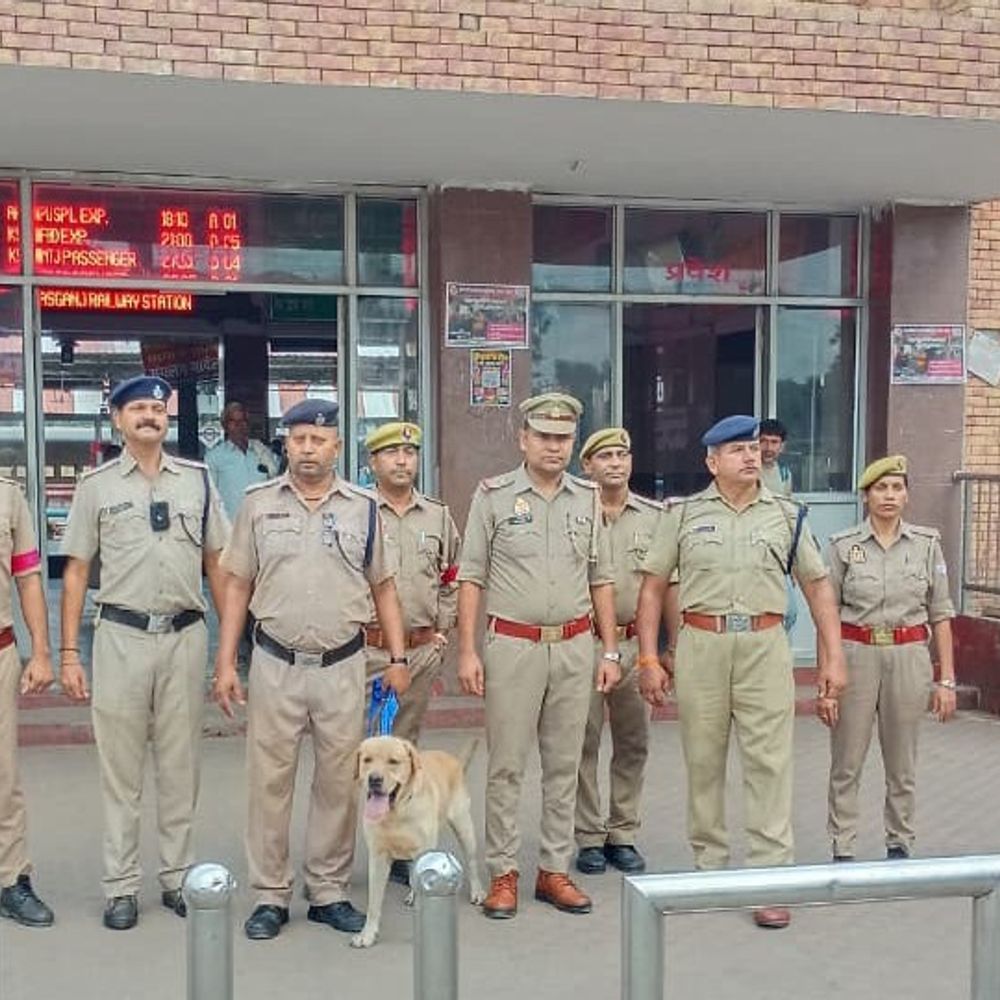 स्वतंत्रता दिवस से पहले कासगंज स्टेशन पर सुरक्षा बढ़ी:RPF-GRP ने चेकिंग अभियान चलाया, यात्रियों को सुरक्षा के प्रति किया जागरूक