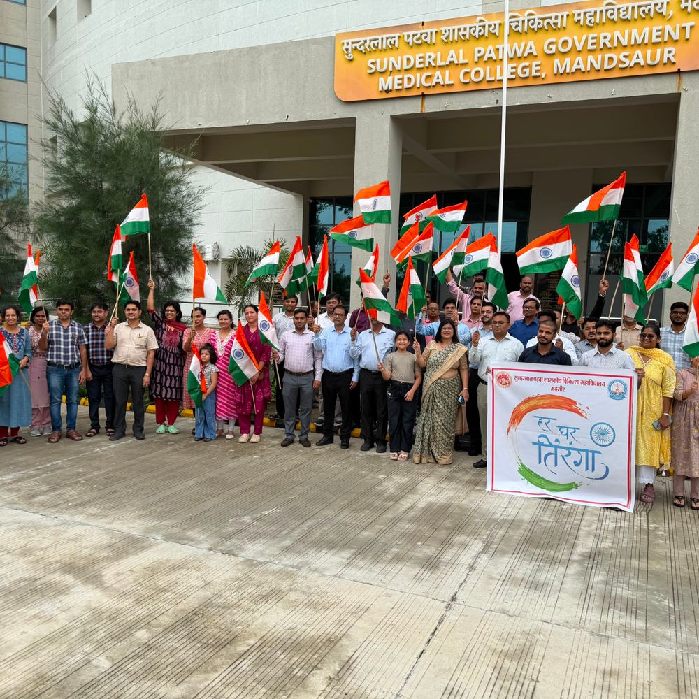 
                 मंदसौर मेडिकल कॉलेज में निकली तिरंगा रैली:डीन ने किया नेतृत्व, प्रोफेसर, डॉक्टर और कर्मचारी सब शामिल हुए;राष्ट्रीय एकता संदेश दिया 
            