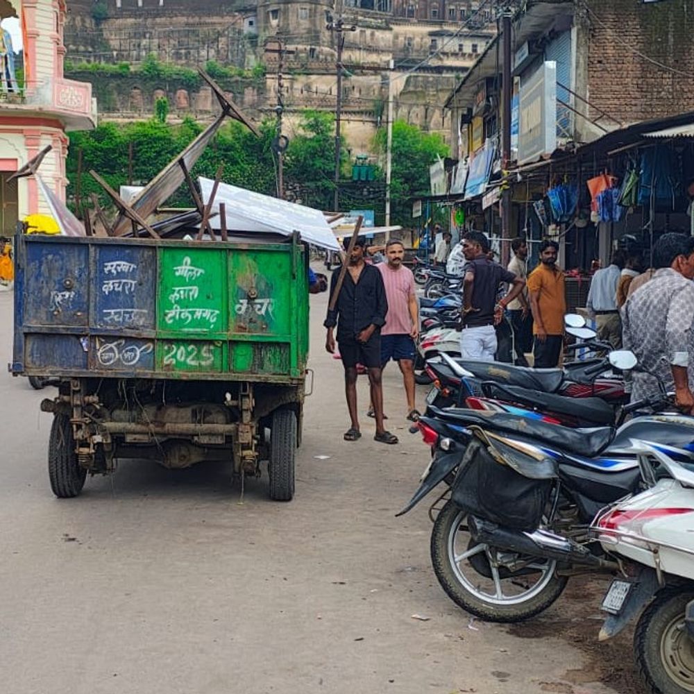 टीकमगढ़ में सड़क से अतिक्रमण हटाया:नपा ने जब्त किए होर्डिंग, ट्रैफिक पुलिस ने पार्किंग में गाड़ी लगाने दी हिदायत