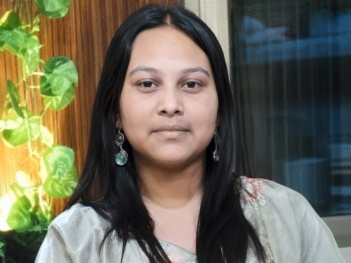 असम की युवती पर 6 बार चाकू से वार:नोएडा के कमरे में शराब की बोतल और गिलास मिले, पुलिस मोबाइल से खंगाल रही जानकारी