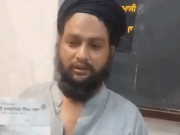 जालंधर के गुरुद्वारे में ग्रंथी ने पी बीड़ी:बैग में तंबाकू-कैप्सूल मिले, बोला- पेन ड्राइव में गुरबाणी के साथ आपत्तिजनक वीडियो भी थे