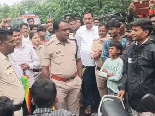 रायसेन में बिजली संकट से परेशान ग्रामीणों ने चक्काजाम किया:  सड़क पर बैठे, बंद किया स्टेट हाईवे-44, प्रशासन के आश्वासन के बाद खत्म किया धरना – Raisen News