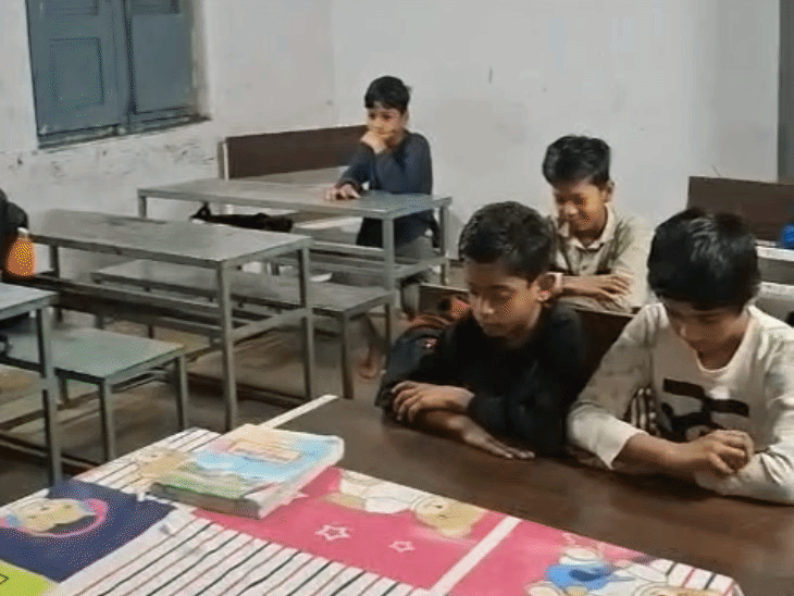 
                 100 साल पुराने जर्जर स्कूल में पढ़ रहे विद्यार्थी:इंदौर में टीन की छत से टपकता पानी, दीवारों में दरारें; 8 साल से बन रही नई बिल्डिंग 
            