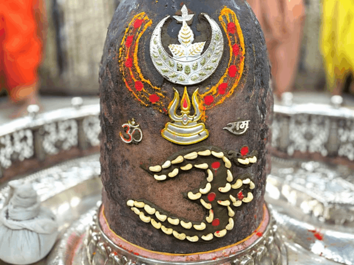 
                 सावन शिवरात्रि, तड़के 3 बजे खुले महाकाल मंदिर के पट:पंचामृत से किया गया अभिषेक, भस्म आरती में साकार रूप में सजे बाबा महाकाल 
            
