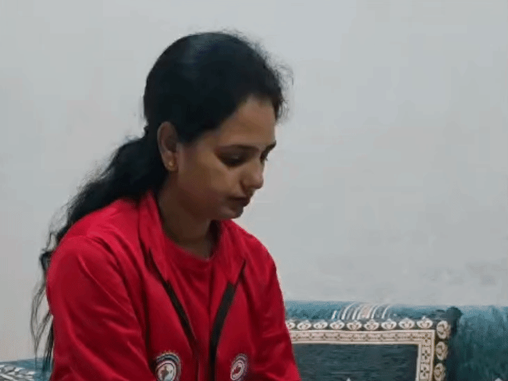 
                 बिना तैरना जाने डूबती बच्ची की बचाई जान:उज्जैन की हेमलता 15 अगस्त को राष्ट्रपति के साथ करेंगी डिनर; ‘एट होम’ रिसेप्शन का बुलावा 
            