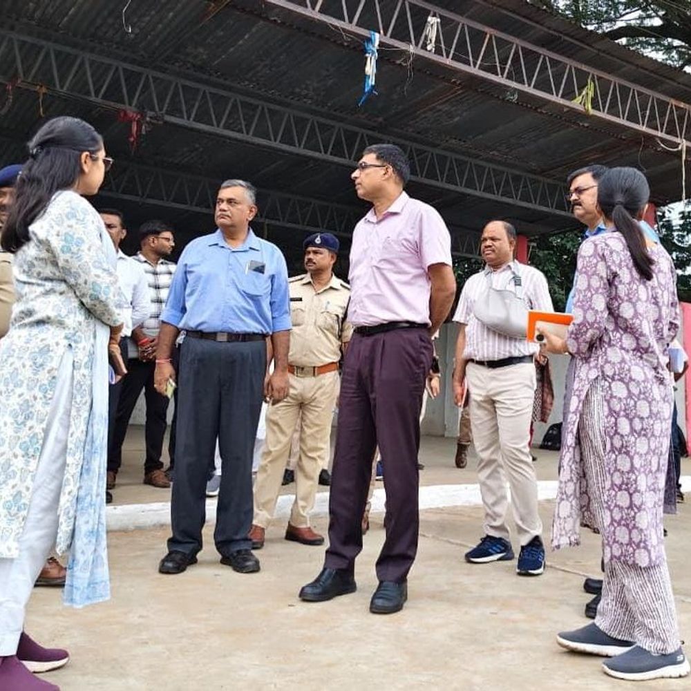 अनूपपुर कलेक्टर-SP ने परखीं स्वतंत्रता दिवस की तैयारियां:एक्सीलेंस स्कूल मैदान का निरीक्षण किया; अधिकारियों को व्यवस्थाएं दुरुस्त करने के निर्देश