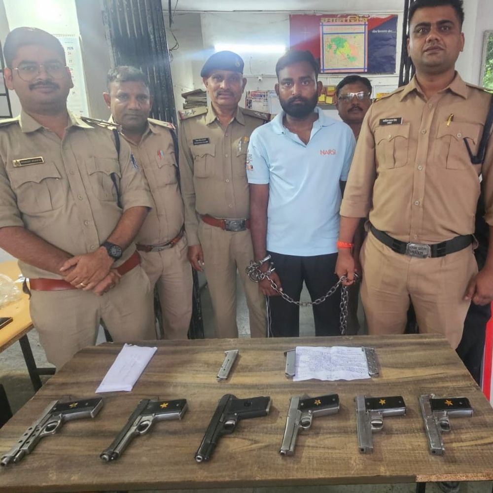 
                 6 पिस्टल-9 मैगजीन के साथ अंतरराज्यीय तस्कर गिरफ्तार:राजस्थान का शातिर अपराधी महू में पकड़ाया; खरगोन से खरीदे हथियार, सप्लाई की तैयारी में था 
            