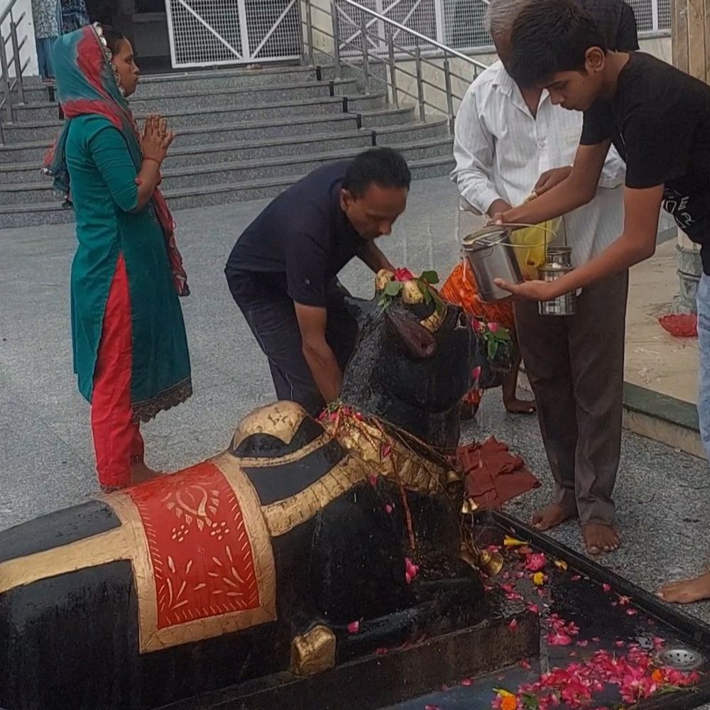 बदायूं के मंदिरों में शिवरात्रि पर जलाभिषेक:कांवड़ियों और श्रद्धालुओं ने की पूजा, मांगी मनौतियां