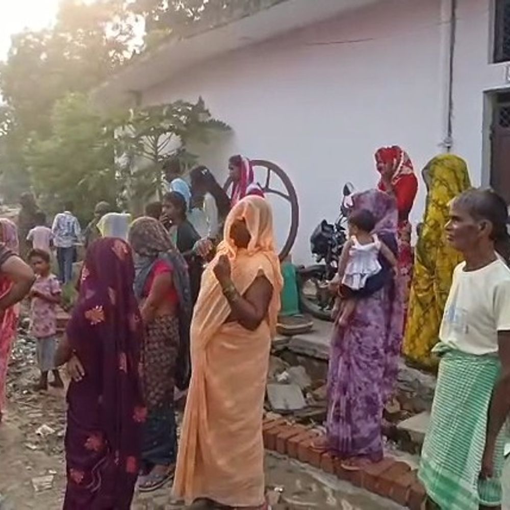 सड़क निर्माण को लेकर ग्रामीणों में आक्रोश:उन्नाव में युवक पर काम रुकवाने का आरोप, जांच की मांग