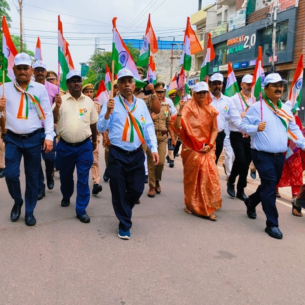 ललितपुर में निकली विशाल तिरंगा यात्रा:देशभक्ति के रंग में रंगा शहर, डीएम के नेतृत्व में पुलिस लाइन से शुरू हुई यात्रा