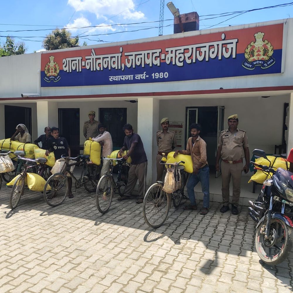 भारत-नेपाल सीमा पर यूरिया तस्करी करने वाले 7 आरोपी गिरफ्तार:महराजगंज में आठ गठ्ठर और दो बोरी यूरिया खाद बरामद, 6 साइकिल और बाइक जब्त