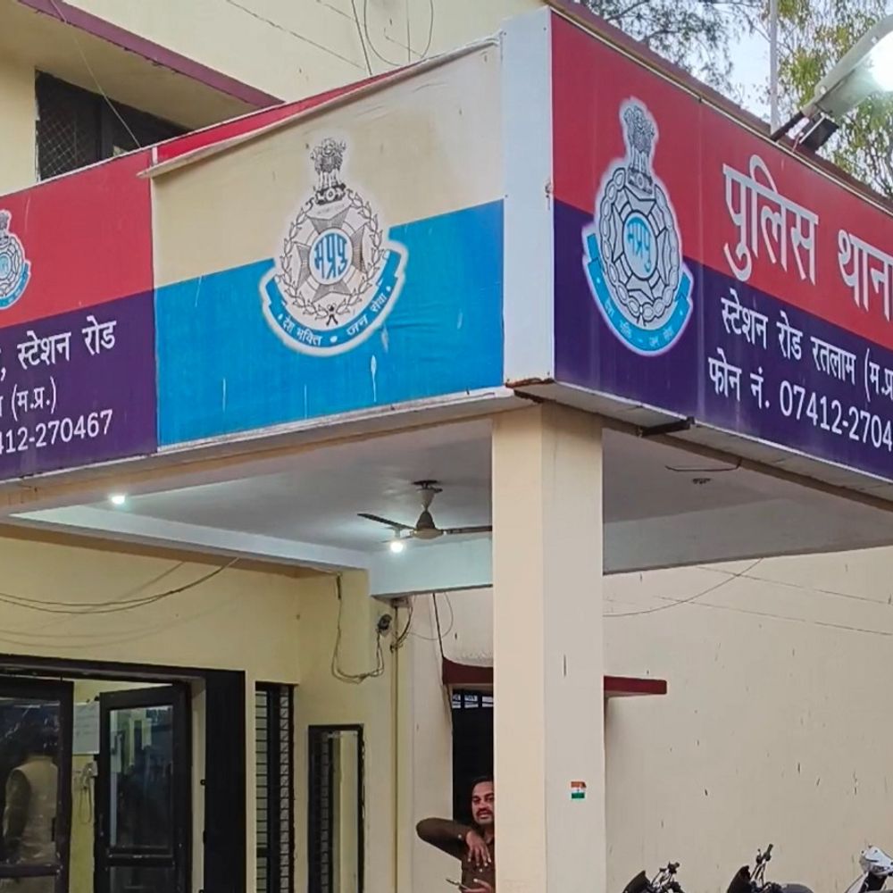 
                 रतलाम में मार्ट की तिजोरी से 5.35 लाख रुपए गायब:सीसीटीवी की रिकॉर्डिंग की डिलीट; असिस्टेंट मैनेजर पर केस 
            