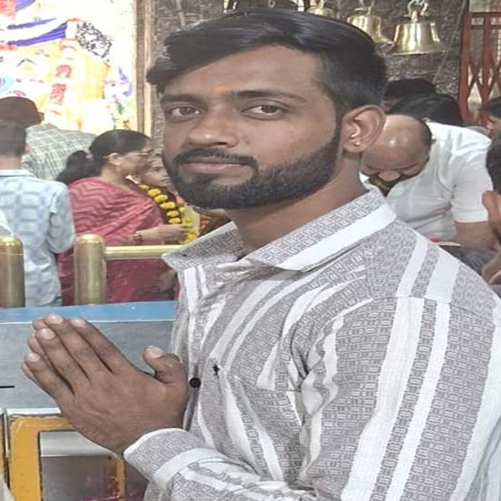 
                 इंदौर में दो दोस्तों की सड़क हादसे में मौत:महाकाल की सवारी में शामिल होकर लौट रहे थे, अज्ञात वाहन ने बाइक को मारी टक्कर 
            