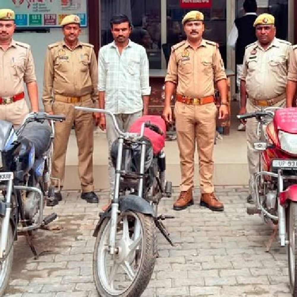 झांसी में बाइक चुराने वाला आरोपी गिरफ्तार:बाइक चुराकर खंडहर में छुपाता था, बेचने आया तो पकड़ा गया, चोरी की 3 बाइकें बरामद