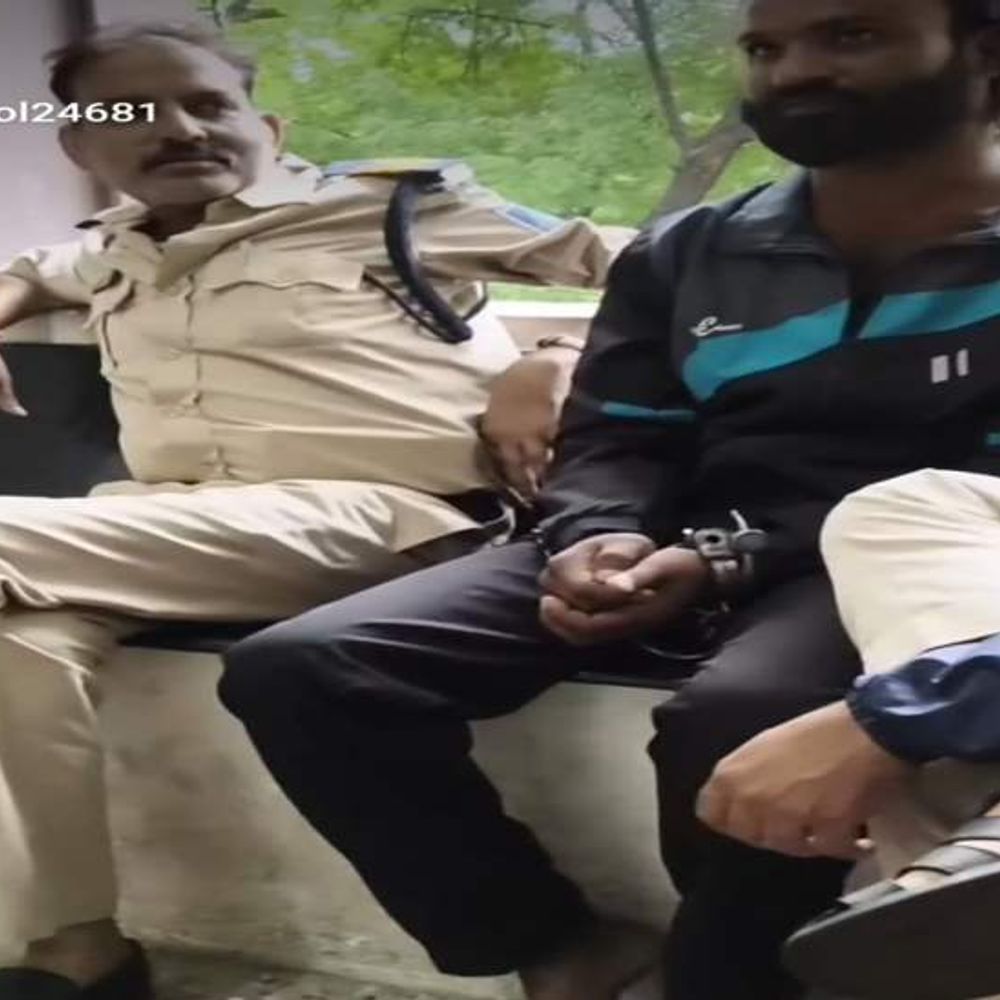 
                 पुलिस के सामने इंदौर के हिस्ट्रीशीटर बदमाश ने रील बनाई:सोशल मीडिया पर लिखा- जेल से ही पूरा सिस्टम चलाएंगे; आरोपी 2 दिन पुलिस रिमांड पर 
            