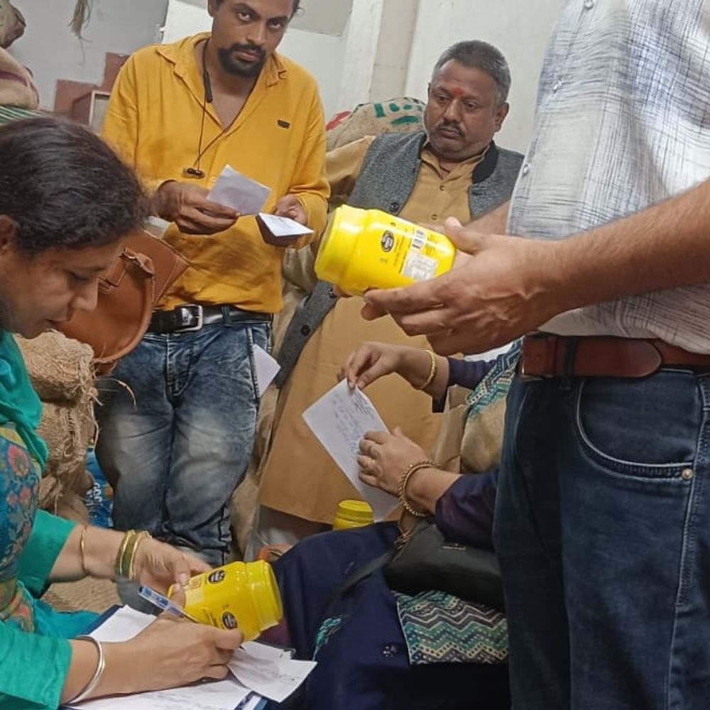 
                 भोपाल में घी के 27 में से 13 नमूने असुरक्षित:इंदौर में 8 असुरक्षित; कमिश्नर ने 3 अधिकारियों को सस्पेंड किया 
            