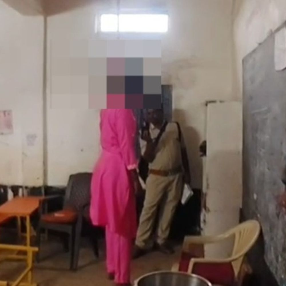 स्कूल परिसर में फंदे पर मिली रसोइया की बेटी:बच्चों ने दरवाजा खुलने पर लटका देखा; पुलिस-शिक्षा विभाग की टीम मौके पर पहुंची