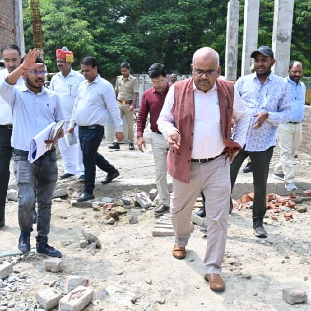 GIC मैदान में 4.92 करोड़ से बन रहा इंडोर स्टेडियम:कानपुर में डीएम ने किया निरीक्षण, जगह के चयन पर उठाए सवाल; स्पष्टीकरण मांगा