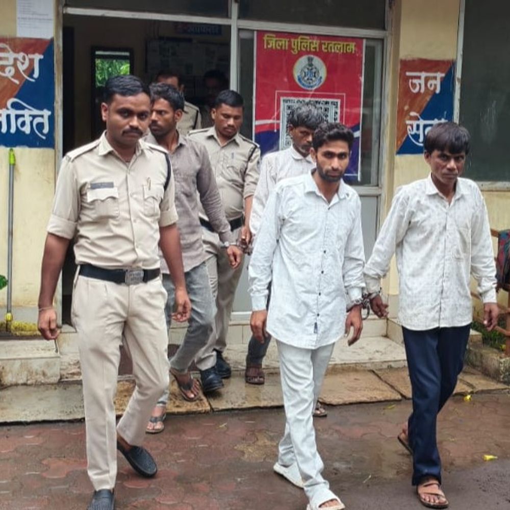 
                 रतलाम में डेढ़ किलो गांजे के साथ तीन गिरफ्तार:बाइक पर खड़े होकर ग्राहक का इंतजार कर रहे थे, डिलीवरी करने के पहले पकड़ाए 
            