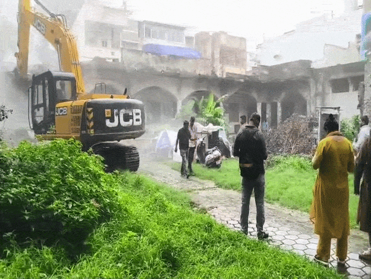
                 इंदौर में जर्जर भवन पर चली निगम की जेसीबी:करीब 100 साल से ज्यादा पुराना हो चुका था भवन, निगम ने किया जमींदोज 
            