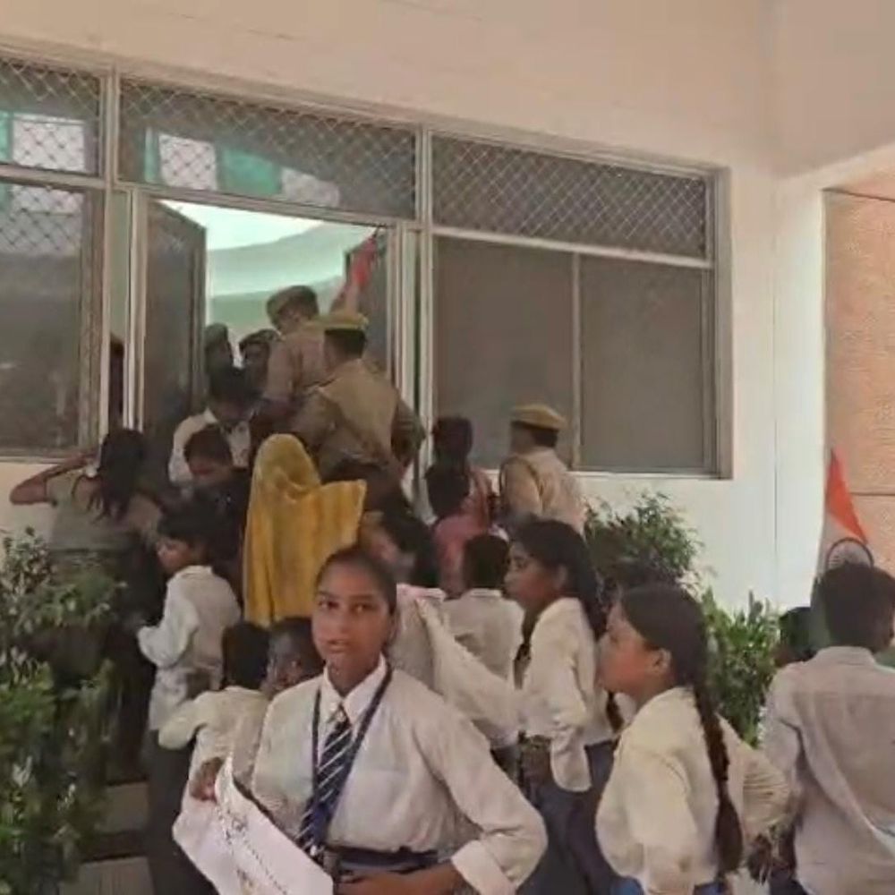 हमीरपुर में स्कूली बच्चों के सड़क आंदोलन पर सियासत तेज:सपा-कांग्रेस और AAP ने सरकार को घेरा, रोड नहीं तो वोट नहीं का नारा देकर किया था पैदल मार्च