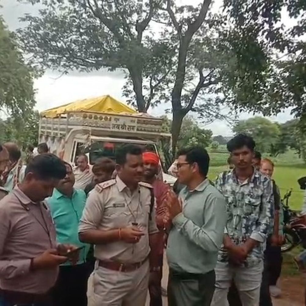 तीन भैंसों की मौत, मालिक ने हाईवे पर लगाया जाम:गैस सिलेंडर से भरे ट्रक ने मारी टक्कर; दमोह-जबलपुर मार्ग पर डेढ़ घंटे प्रदर्शन
