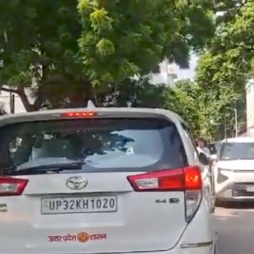 KGMU में जाम में फंसी कुलपति की गाड़ी:गांधी वार्ड के पास बेतरतीब खड़े वाहनों से बिगड़ी व्यवस्था, स्टाफ ने मौके पर पहुंचकर निकलवाया वाहन