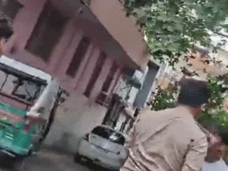 नाबालिग को थप्पड़ और डंडे से पीटते दिखे दरोगा,VIDEO:झांसी की शहर कोतवाली में तैनात बताए जा रहे, झगड़ा शांत कराने पहुंचे थे
