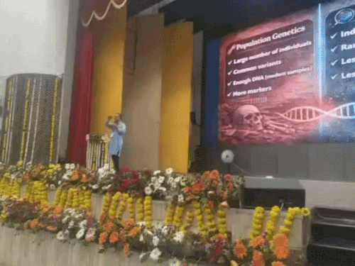 भारतीय डीएनए और इतिहास के टकराव पर बीएचयू में चर्चा:भारतीय वैज्ञानिक को हार्वर्ड के प्रोफेसर ने कहा था- ‘हिंदुत्व का तोता’